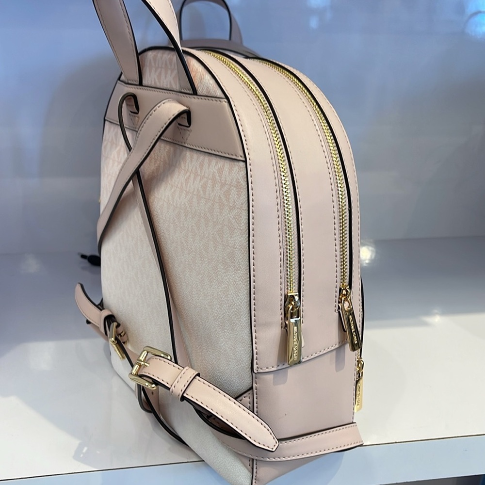 MICHAEL KORS Jaycee Medium Ombré Signature Logo Backpack
Powder Blush
NWT - Picture 5 of 15